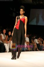 Model walks the ramp for Arjun Show at Lakme Winter fashion week day 4 on 20th Sept 2010 (56).JPG